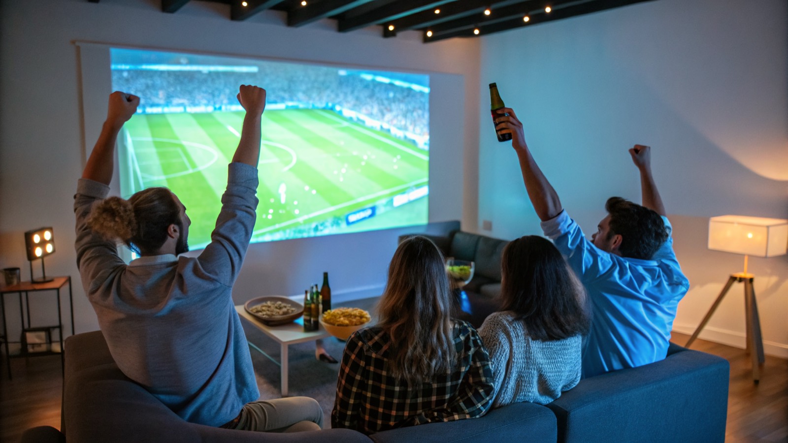 Amis regardant un match de sport sur écran géant